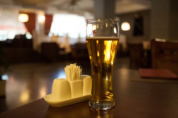 Un vaso de cerveza en la mesa de la esquina en el restaurante — Foto de Stock