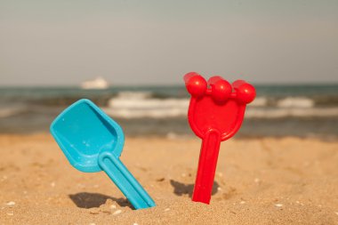 Gölde plaj kum oyuncakları .