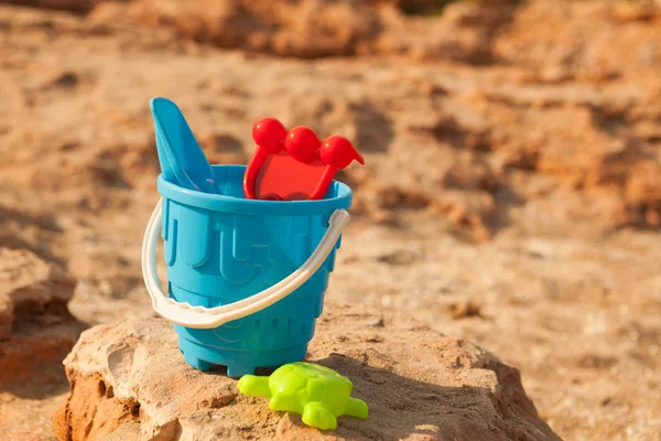 호수의 해변에 모래 장난감 . — 스톡 사진