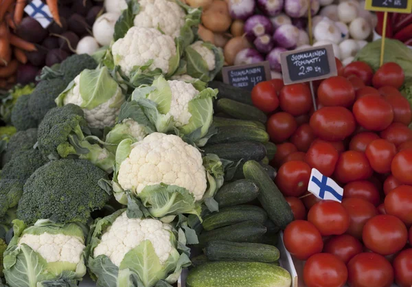 Hortalizas frescas en el mercado Brotes de Bruselas, pepinos, tomates en el mercado de los agricultores en Finlandia — Foto de Stock