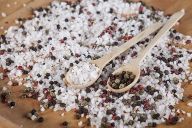 Kırmızı ve siyah biber ile büyük deniz tuzu