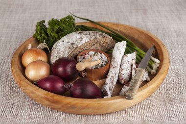 Soğan, maydanoz ve tuz, salam kereviz, bıçak ile kahverengi ekmek ahşap tepsi