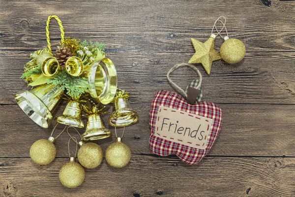 Scintillanti palle di Natale d'oro, campane e stella su sfondo di legno . — Foto Stock