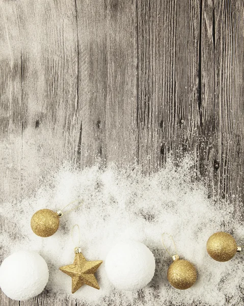 Oro scintillante Palle di Natale, palle di neve, neve invernale e stella su sfondo di legno — Foto Stock