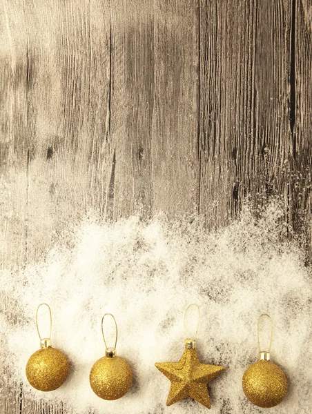Oro scintillante Palle di Natale, palle di neve, neve invernale e stella su sfondo di legno — Foto Stock