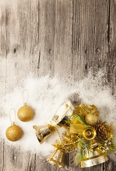 Glittering gold Christmas balls, snowballs, winter snow and star on wooden background — Stock Photo, Image