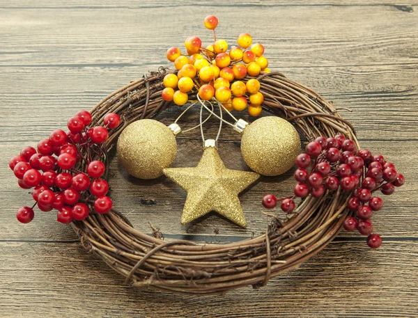Csillogó arany karácsonyi labdák, harangok, koszorú, és a csillag a fa háttér hó . — Stock Fotó
