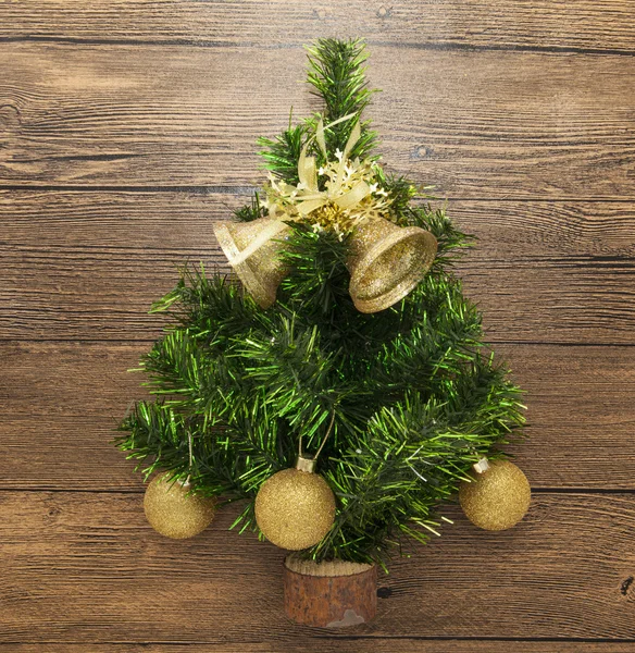 Cartolina con albero di Natale, palline di Natale, campanelli e stella su sfondo di legno — Foto Stock