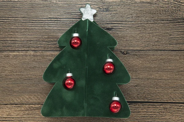Cartolina con albero di Natale, palle di Natale su sfondo di legno — Foto Stock