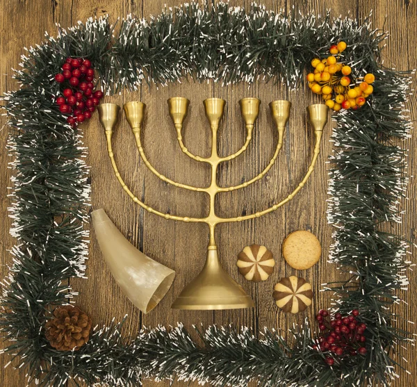 Janucá es el Año Nuevo Judío. Vela con adornos de Navidad y cuerno de galletas sobre fondo de madera —  Fotos de Stock