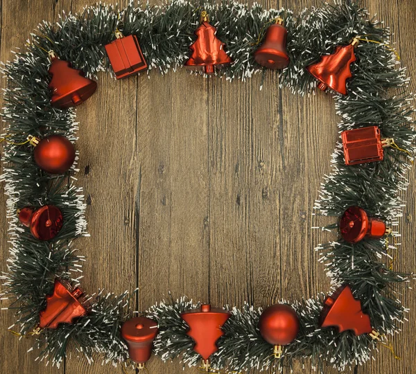 Biglietto di Natale con una frangia di rami di alberi di Natale e giocattoli festivi su rami — Foto Stock