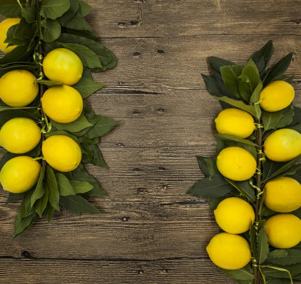 Cabang segar jus Sisilia lemon pada latar belakang kayu — Stok Foto