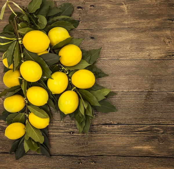 Ветвь свежих сочных сицилийских лимонов на деревянном фоне — стоковое фото