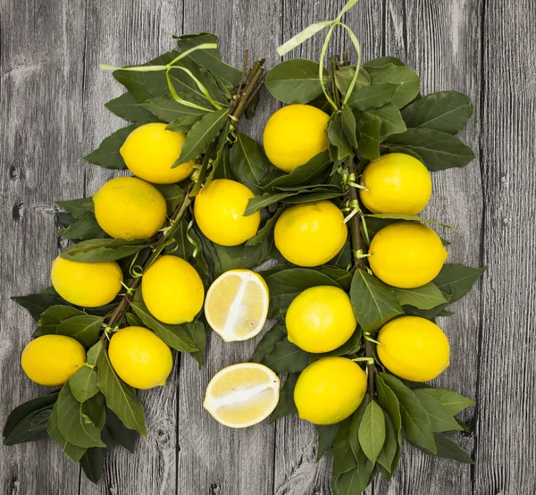 Branch af friske saftige sicilianske citroner på en træbaggrund - Stock-foto