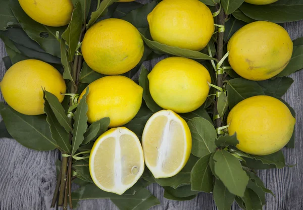 Cabang segar jus Sisilia lemon pada latar belakang kayu — Stok Foto