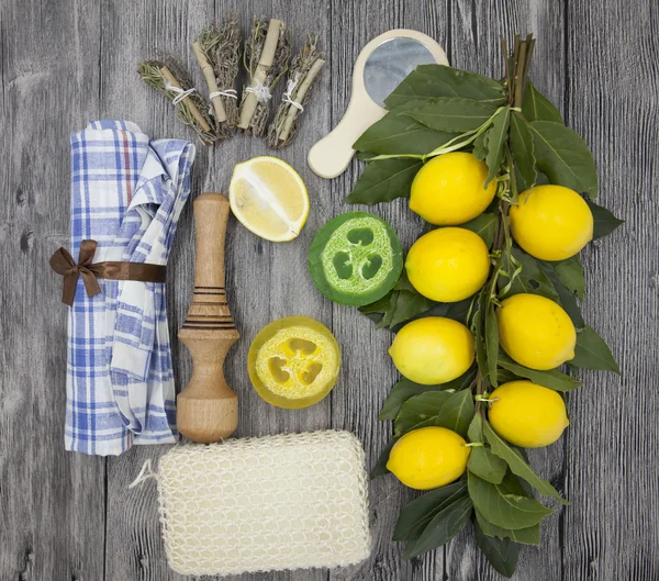 Набір для спа мила ручної роботи лимонний рушник дзеркальний парфумерна трава на дерев'яному фоні — стокове фото