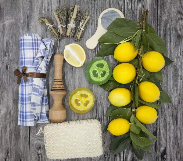 Set per spa sapone fatto a mano spugna limone asciugamano specchio profumo erba su sfondo di legno — Foto Stock