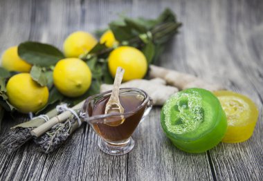 Spa uygulamaları için oluşan bal limon zencefil el yapımı sabun.