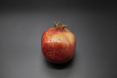 İspanyol sulu olgun nar closeup karanlık bir arka plan üzerinde