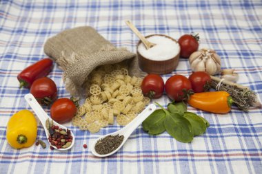 Rotelle İtalyan makarna oluşturmak için ayarla: kiraz domates, zeytin yağı, balzamik sos, sarımsak, baharat, deniz tuzu, rustik bir tabloda salata
