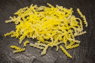 Makarnalık Buğday taş zemin, closeup üzerine Gemelli İtalyan makarna glutensiz İtalyan makarna