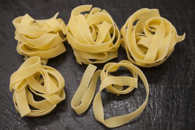 Güzel Tagliatelle ev yapımı İtalyan makarna Makarnalık Buğday taş zemin, closeup üzerine