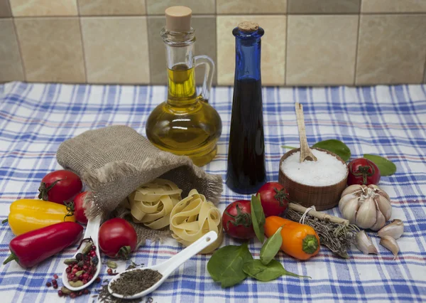 Прекрасный набор для создания сицилийской пасты: помидоры черри, оливковое масло, бальзамический соус, чеснок, специи, морская соль, салат на деревенском столе — стоковое фото