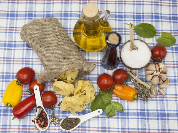 Hermoso conjunto para la creación de la pasta siciliana: tomates cherry, aceite de oliva, salsa balsámica, ajo, especias, sal marina, ensalada en una mesa rústica — Foto de Stock