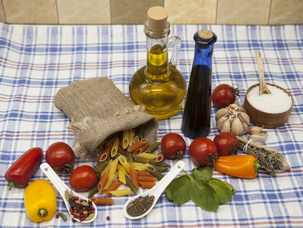 Penne rigate Сицилийская паста набор для создания: помидоры черри, оливковое масло, бальзамический соус, чеснок, специи, морская соль, салат на деревенском столе — стоковое фото