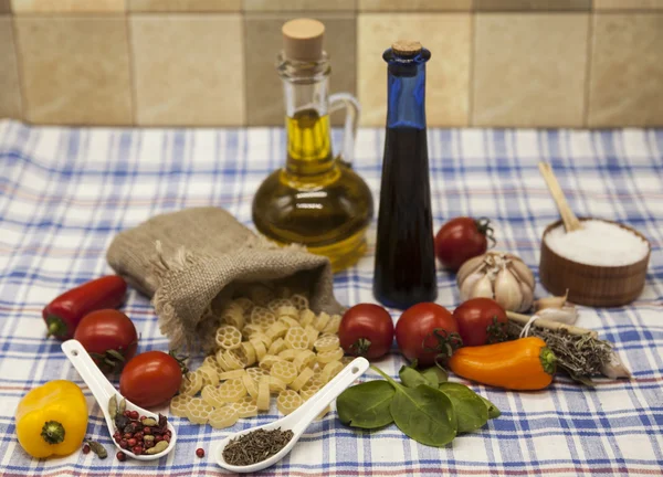 Итальянская паста Rotelle для создания: помидоры черри, оливковое масло, бальзамический соус, чеснок, специи, морская соль, салат на деревенском столе — стоковое фото
