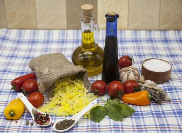 Gemelli итальянская макароны безглютеновый набор для создания: помидоры черри, оливковое масло, бальзамический соус, чеснок, специи, морская соль, салат на деревенском столе — стоковое фото