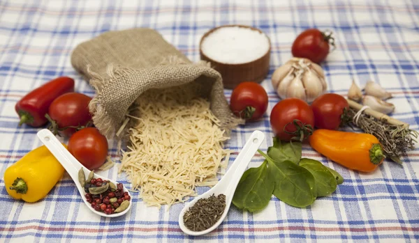 Vermicelli Set de pasta italiana para la creación: tomates cherry, aceite de oliva, salsa balsámica, ajo, especias, sal marina, ensalada sobre una mesa rústica — Foto de Stock