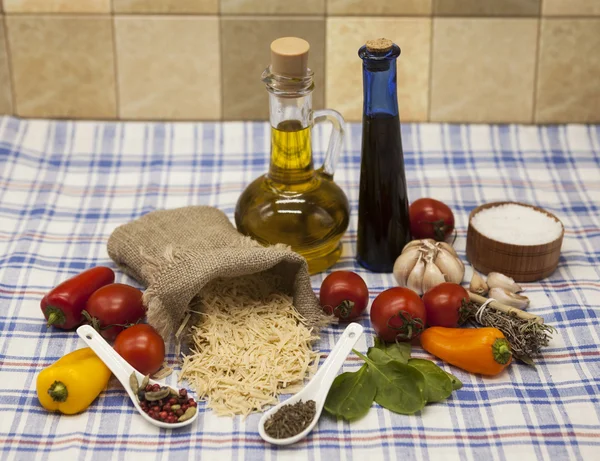 Итальянская макароны Vermicelli для создания: помидоры черри, оливковое масло, бальзамический соус, чеснок, специи, морская соль, салат на деревенском столе — стоковое фото