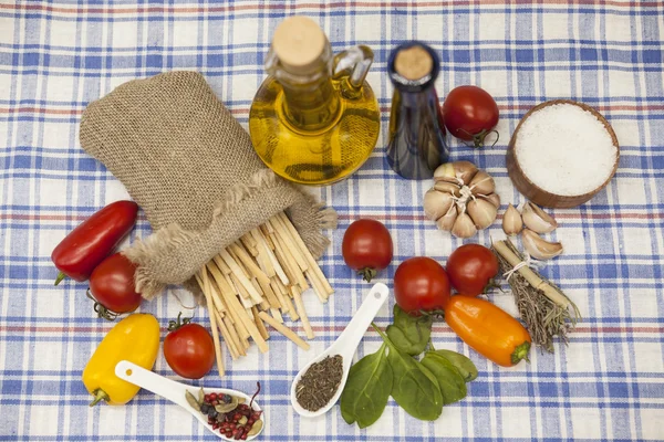 Паппарделле итальянская макароны для создания: помидоры черри, оливковое масло, бальзамический соус, чеснок, специи, морская соль, салат на деревенском столе — стоковое фото