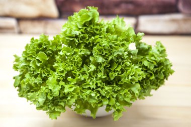 Yeşil salata ülke mutfak ahşap arka plan üzerinde bir tencerede bağlanarak yeni. Modern insan için en iyi sağlıklı kahvaltı.