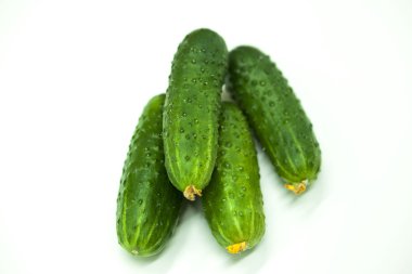 Beyaz bir arka plan üzerinde taze iştah açıcı lezzetli salatalık.