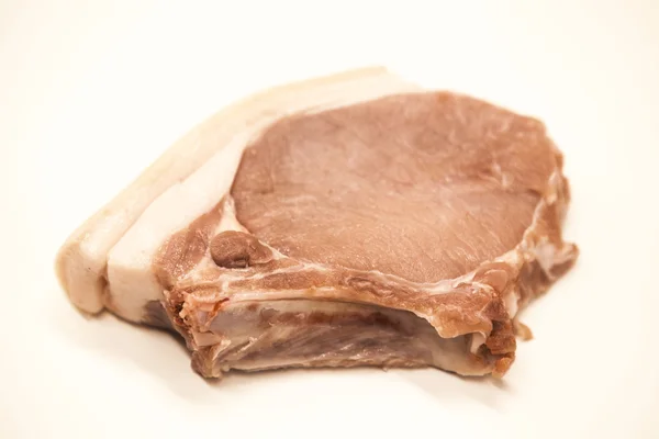 Trozos de cerdo fresco crudo apetitoso primer plano sobre un fondo blanco . — Foto de Stock