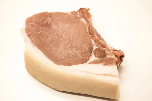 Darab friss nyers sertéshús étvágygerjesztő közelről a fehér háttér. — Stock Fotó