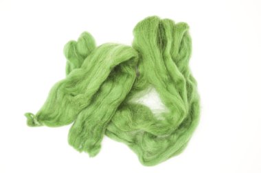 Beyaz bir arka plan Avustralya koyun yünü Merinos doğurmak yakın çekim parçası zeytin yeşili