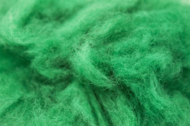 Beyaz bir arka plan Avustralya koyun yünü Merinos doğurmak yakın çekim yeşil zümrüt parçası