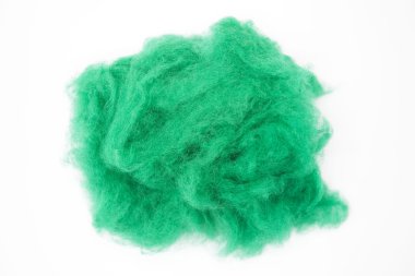 Beyaz bir arka plan Avustralya koyun yünü Merinos doğurmak yakın çekim yeşil zümrüt parçası