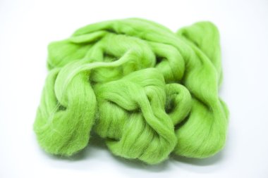 Beyaz bir arka plan Avustralya koyun yünü Merinos doğurmak yakın çekim yeşil çim parçası