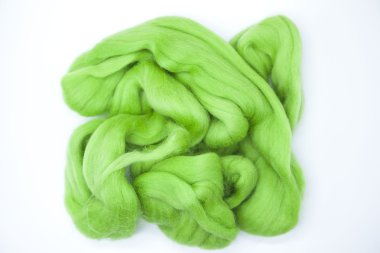 Beyaz bir arka plan Avustralya koyun yünü Merinos doğurmak yakın çekim yeşil çim parçası