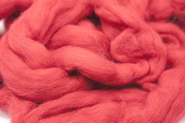 Avustralya koyun yünü Merinos doğurmak yakın çekim beyaz zemin üzerine kırmızı kırmızı parça