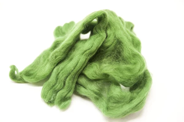 Peça verde azeitona de lã de ovelha australiana Merino raça close-up em um fundo branco — Fotografia de Stock