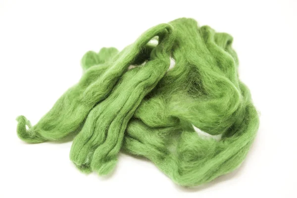 Peça verde azeitona de lã de ovelha australiana Merino raça close-up em um fundo branco — Fotografia de Stock