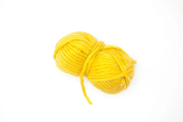 Palla gialla di filato di lana per lavorare a maglia da vicino su uno sfondo bianco . — Foto Stock