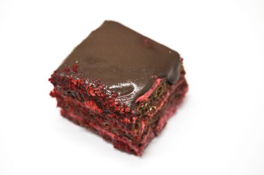 Dukan diyeti. Red Velvet, beyaz bir arka plan üzerinde Dukan diyet taze Diyet kek.