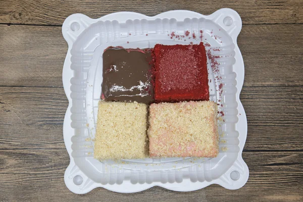 Dieta Dukan. Conjunto de pastel, Terciopelo rojo, pastel de Napoleón, pastel de zanahoria fresca deliciosa torta de dieta en Dukan Diet sobre un fondo de madera — Foto de Stock