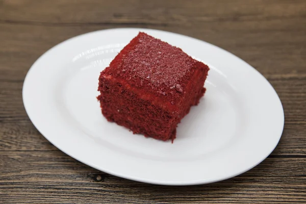 Red Velvet, bolo de dieta delicioso fresco na Dieta Dukan em uma placa de porcelana em um fundo de madeira . — Fotografia de Stock